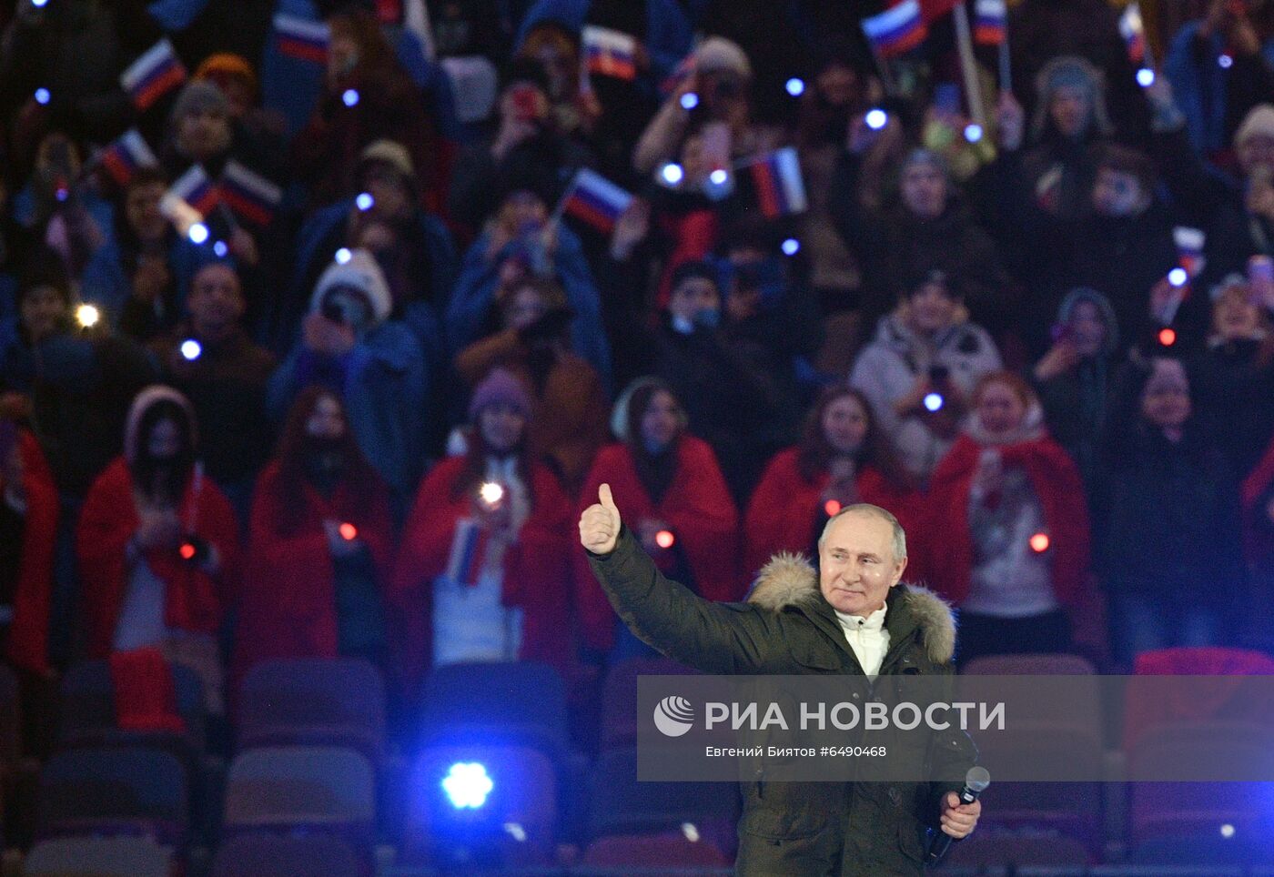 Президент РФ В. Путин посетил концерт в честь воссоединения Крыма и России