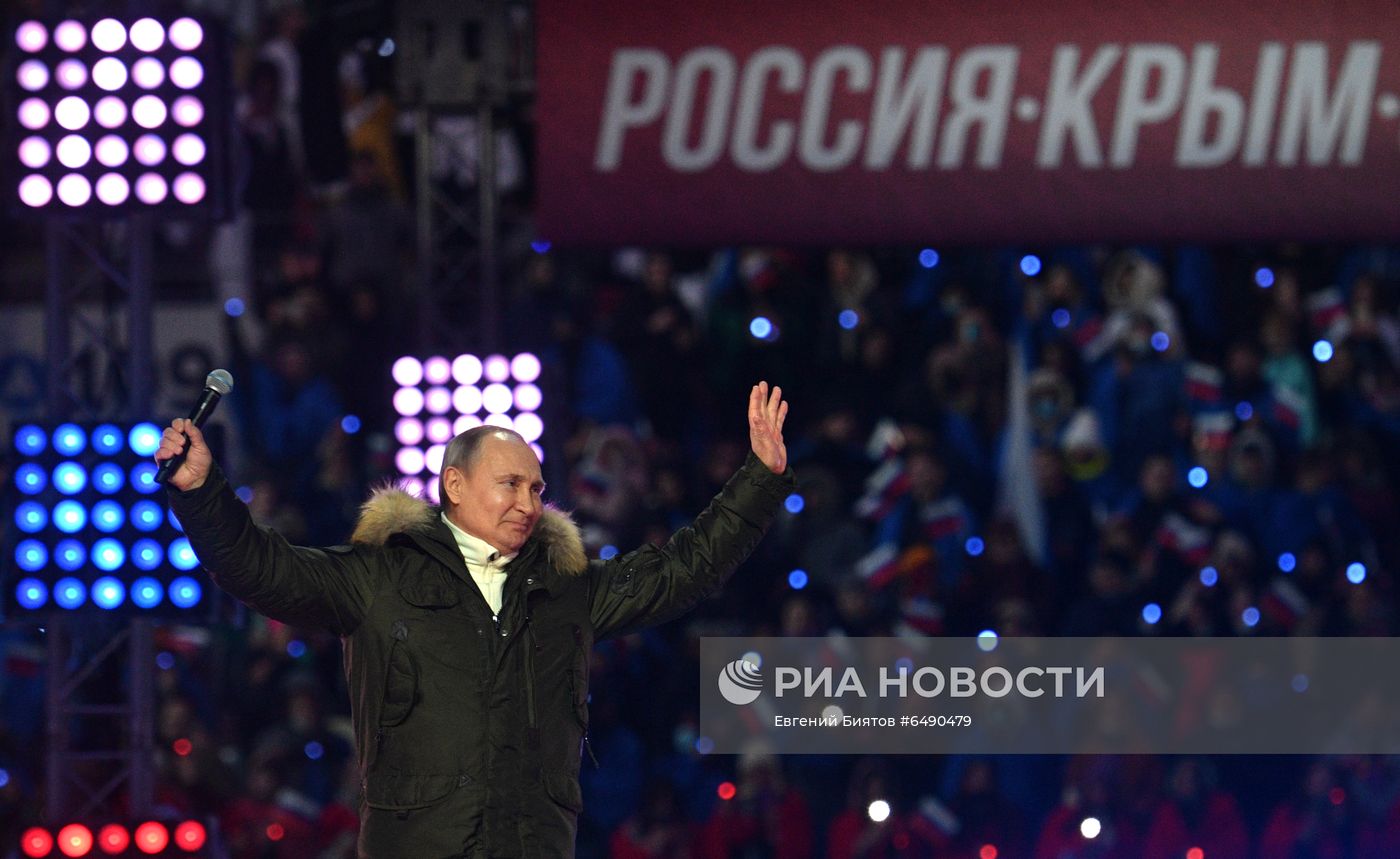 Президент РФ В. Путин посетил концерт в честь воссоединения Крыма и России