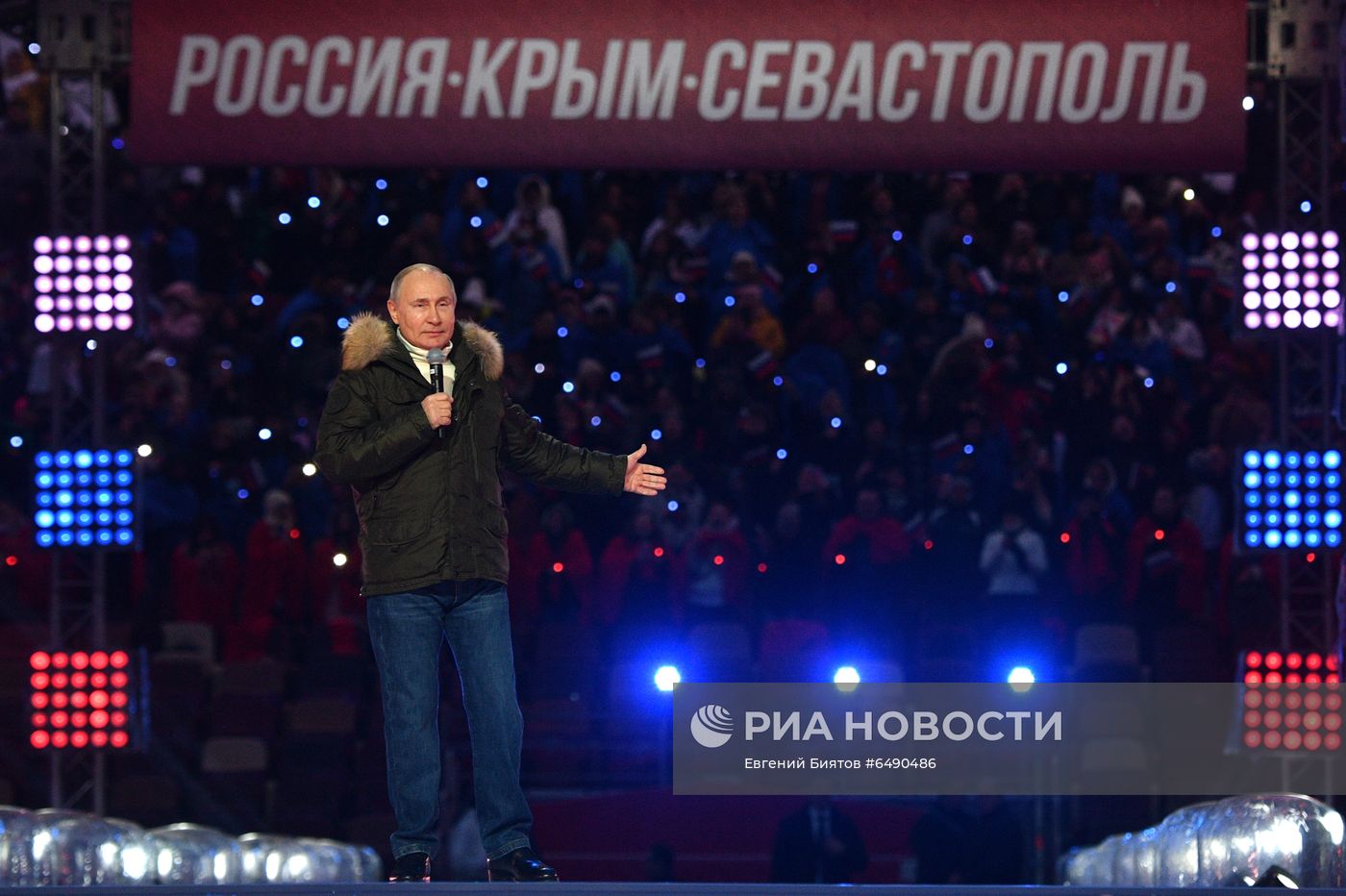 Президент РФ В. Путин посетил концерт в честь воссоединения Крыма и России