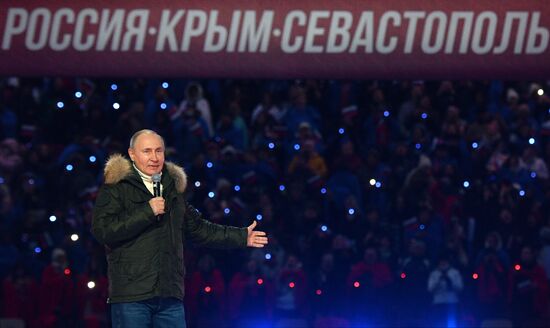 Президент РФ В. Путин посетил концерт в честь воссоединения Крыма и России