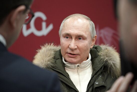 Президент РФ В. Путин посетил концерт в честь воссоединения Крыма и России