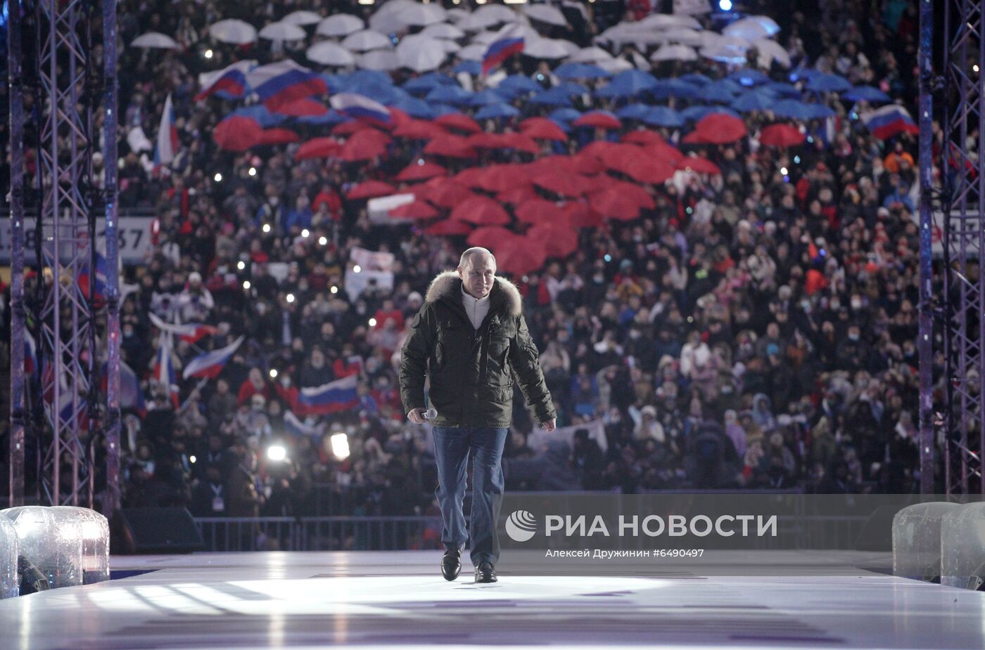 Президент РФ В. Путин посетил концерт в честь воссоединения Крыма и России