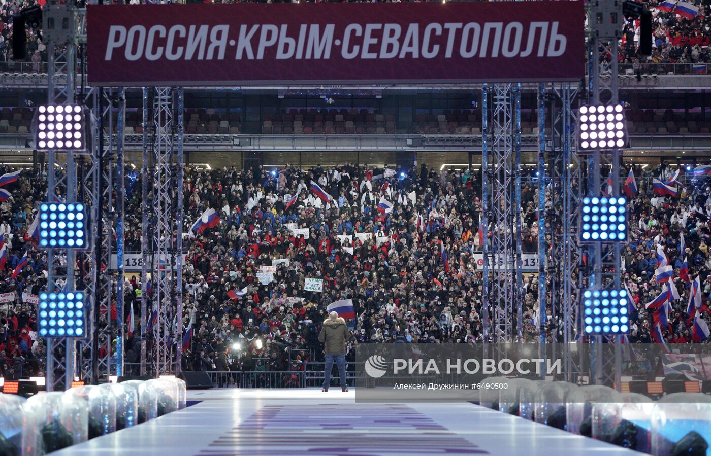 Президент РФ В. Путин посетил концерт в честь воссоединения Крыма и России