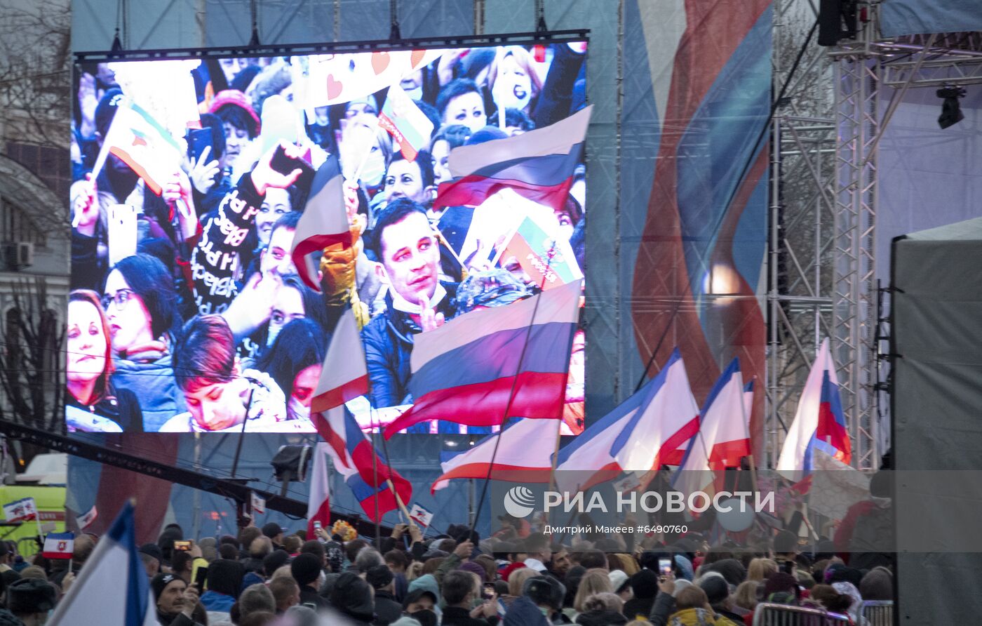 Праздничный концерт и салют в Симферополе