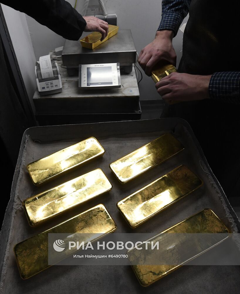 Производство золотых слитков на заводе "Красцветмет"