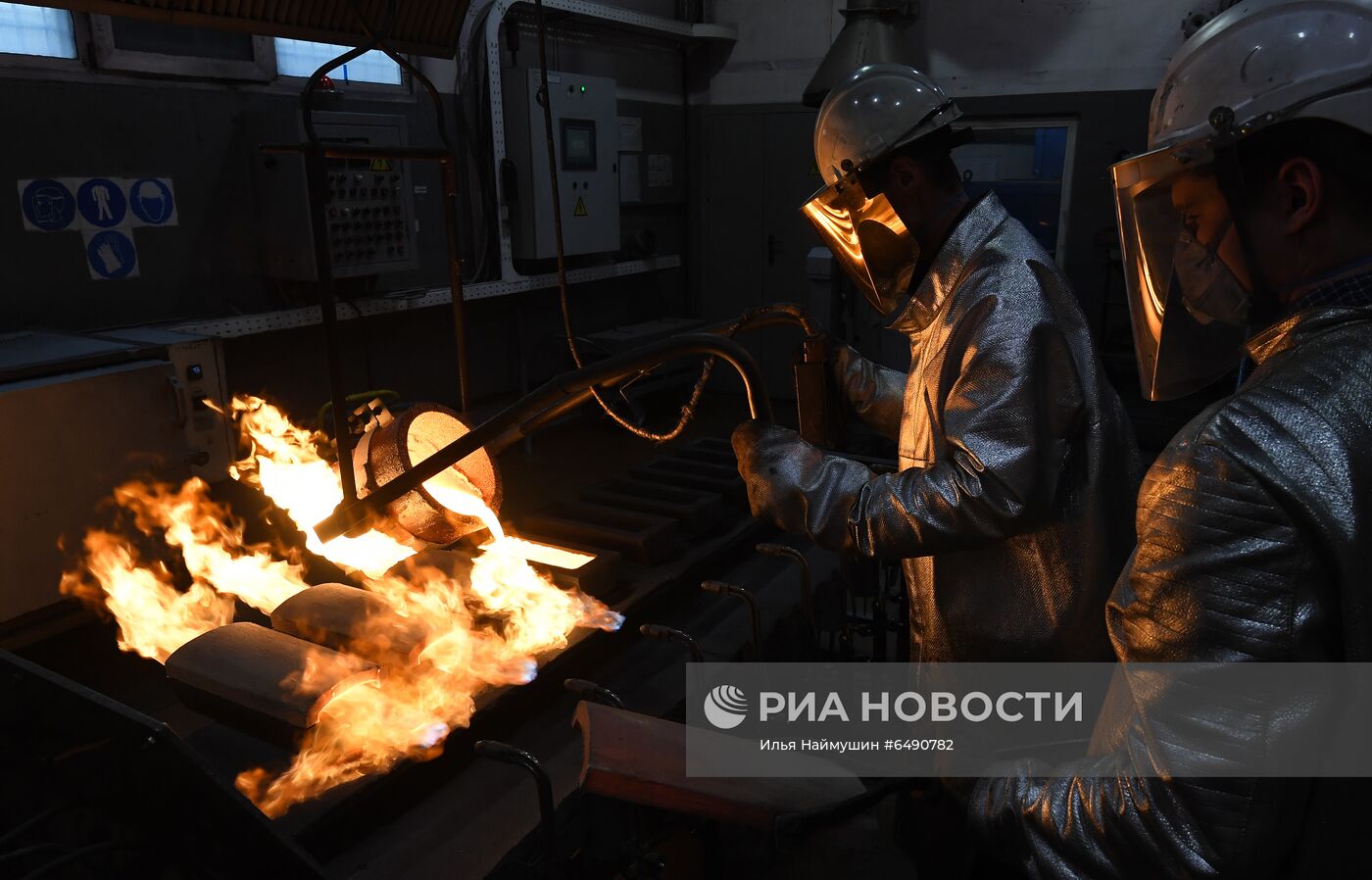 Производство золотых слитков на заводе "Красцветмет"
