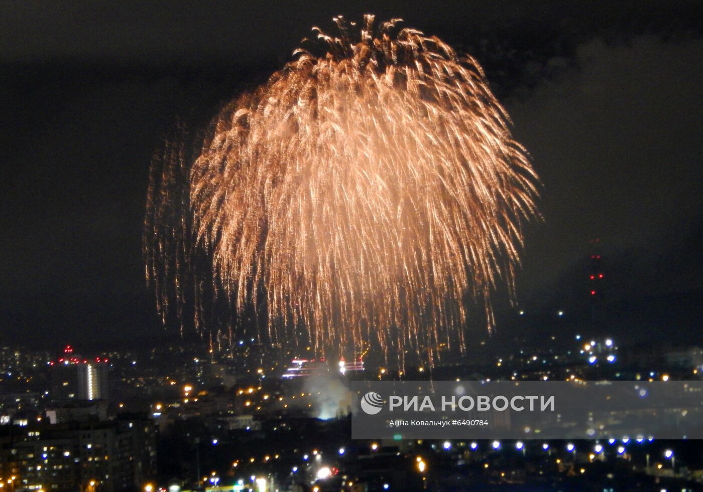 Праздничный концерт и салют в Симферополе