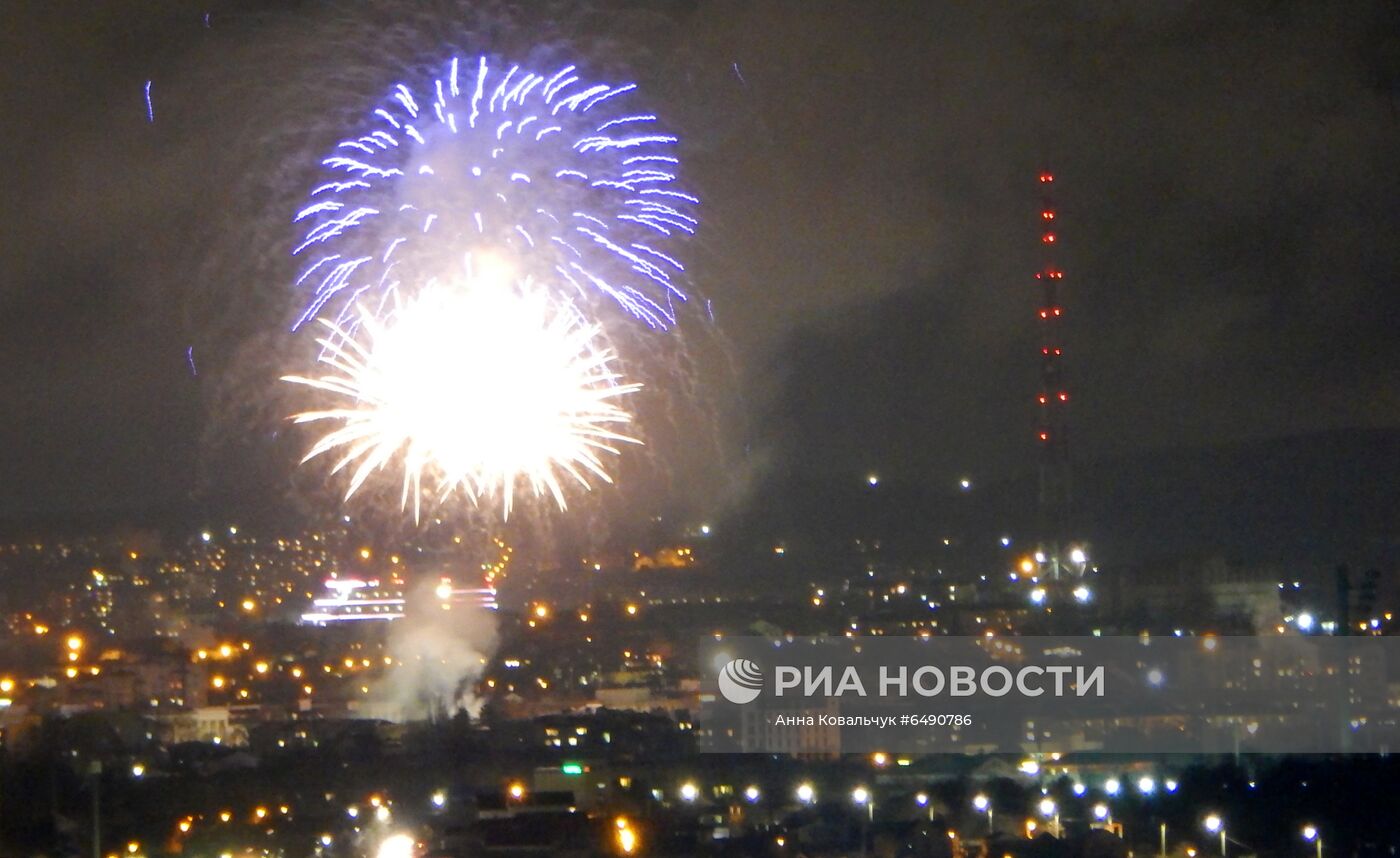 Праздничный концерт и салют в Симферополе
