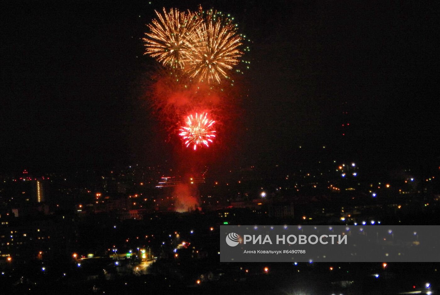 Праздничный концерт и салют в Симферополе