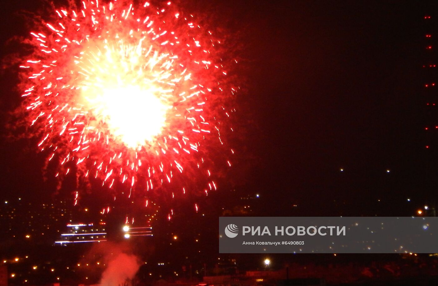 Праздничный концерт и салют в Симферополе