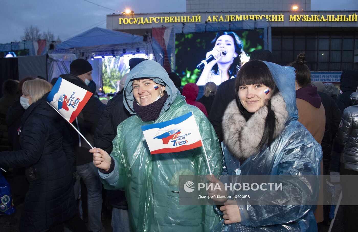 Праздничный концерт и салют в Симферополе