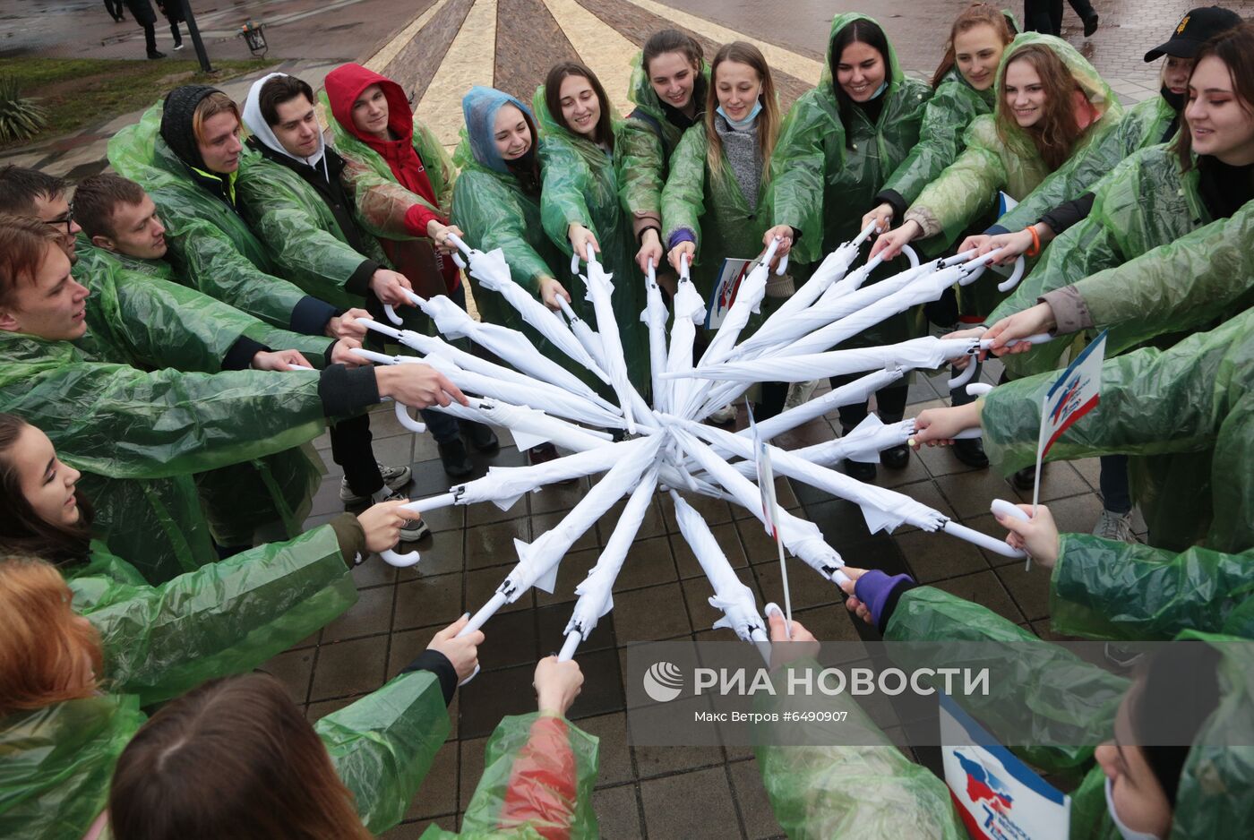 Праздничный концерт и салют в Симферополе