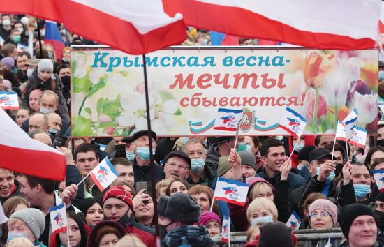 Праздничный концерт и салют в Симферополе