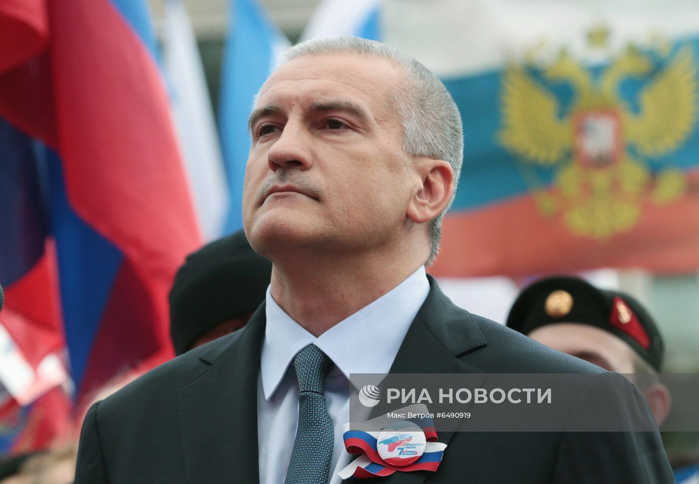 Праздничный концерт и салют в Симферополе