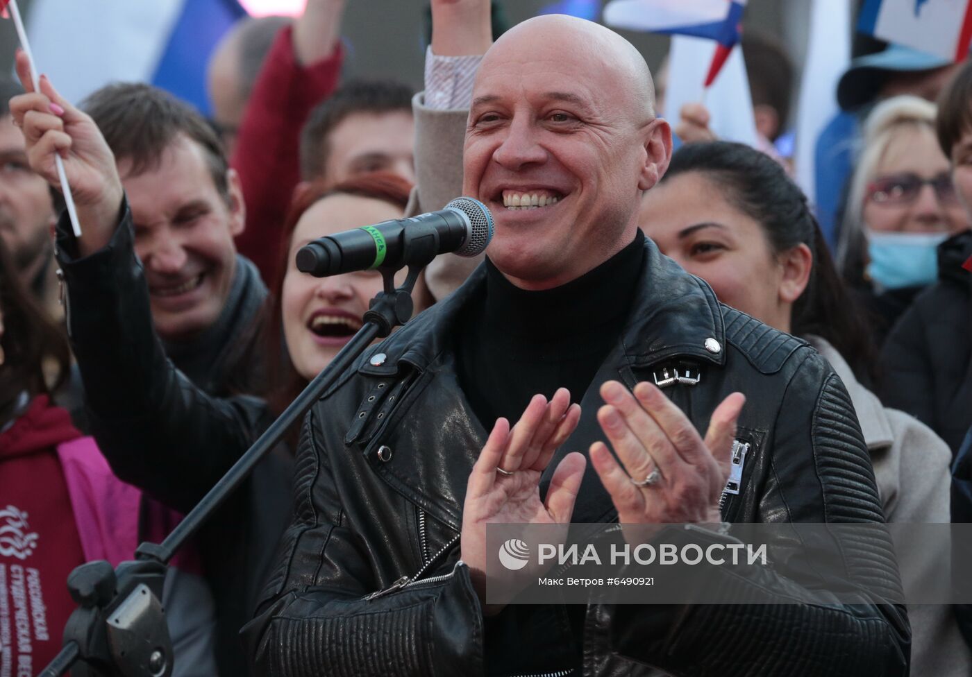 Праздничный концерт и салют в Симферополе