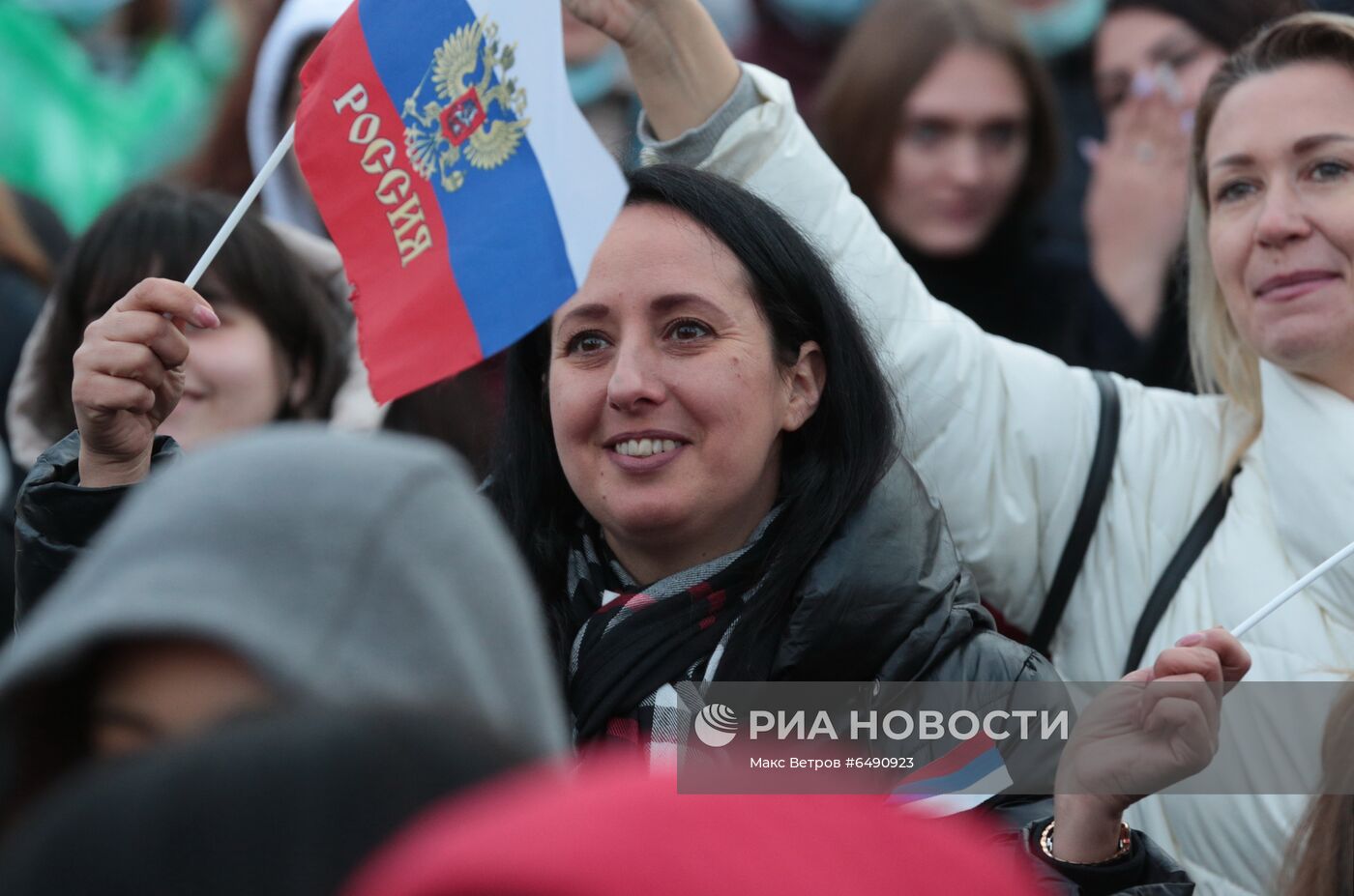Праздничный концерт и салют в Симферополе