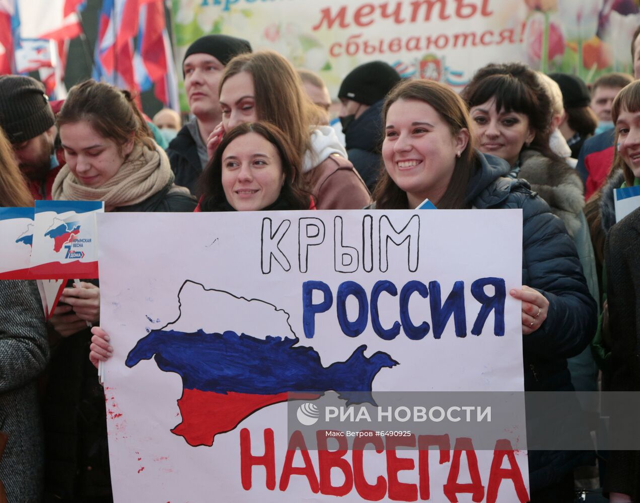 Праздничный концерт и салют в Симферополе