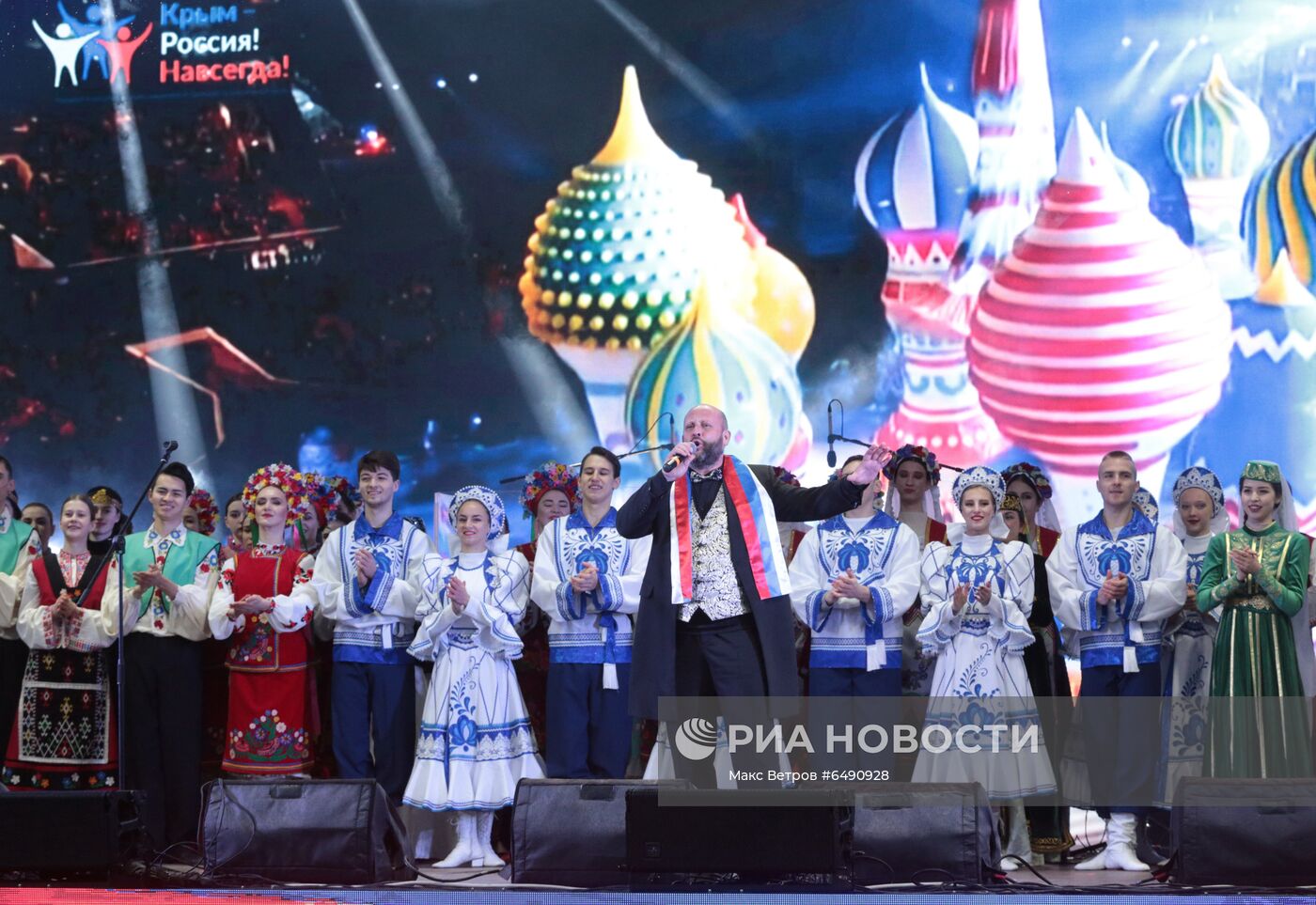 Праздничный концерт и салют в Симферополе