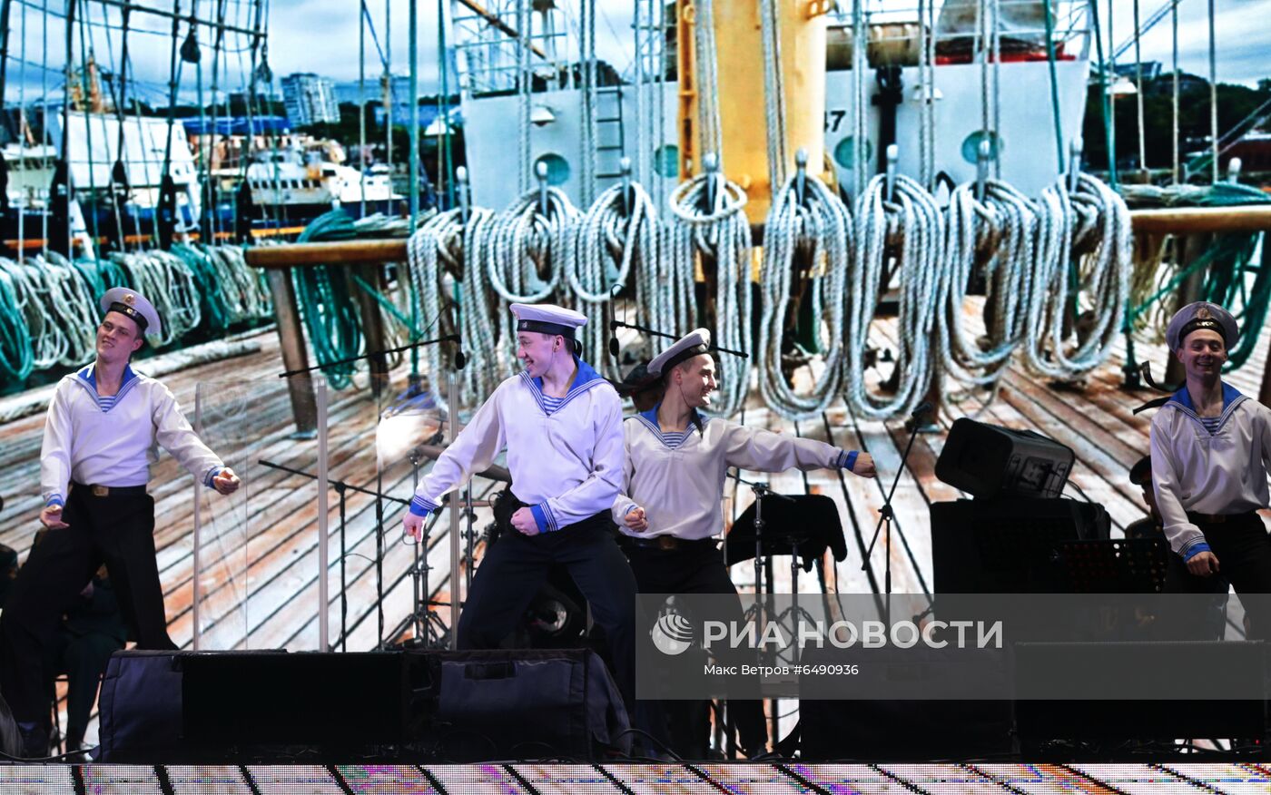 Праздничный концерт и салют в Симферополе