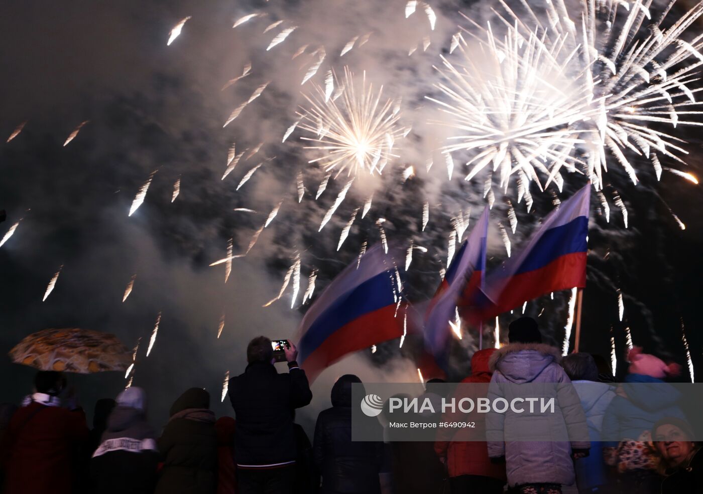 Праздничный концерт и салют в Симферополе