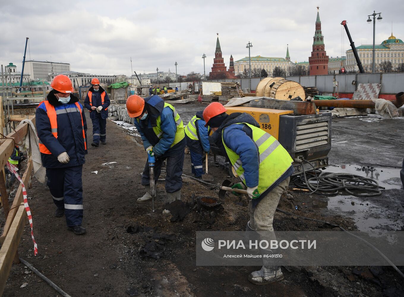 Работы по капитальному ремонту Большого Каменного моста, комплексная реконструкция которого продолжается в Москве. Мост, не ремонтировавшийся с момента постройки в 1938 году, является ключевой транспортной артерией, поэтому ремонт идет в два этапа без перекрытия движения. Пока одна половина моста закрыта на ремонт, на другой организовано движение в обоих направлениях. Место: Россия, Москва. Автор: Алексей Майшев/РИА Новости. Продолжается реконструкция Большого Каменного моста