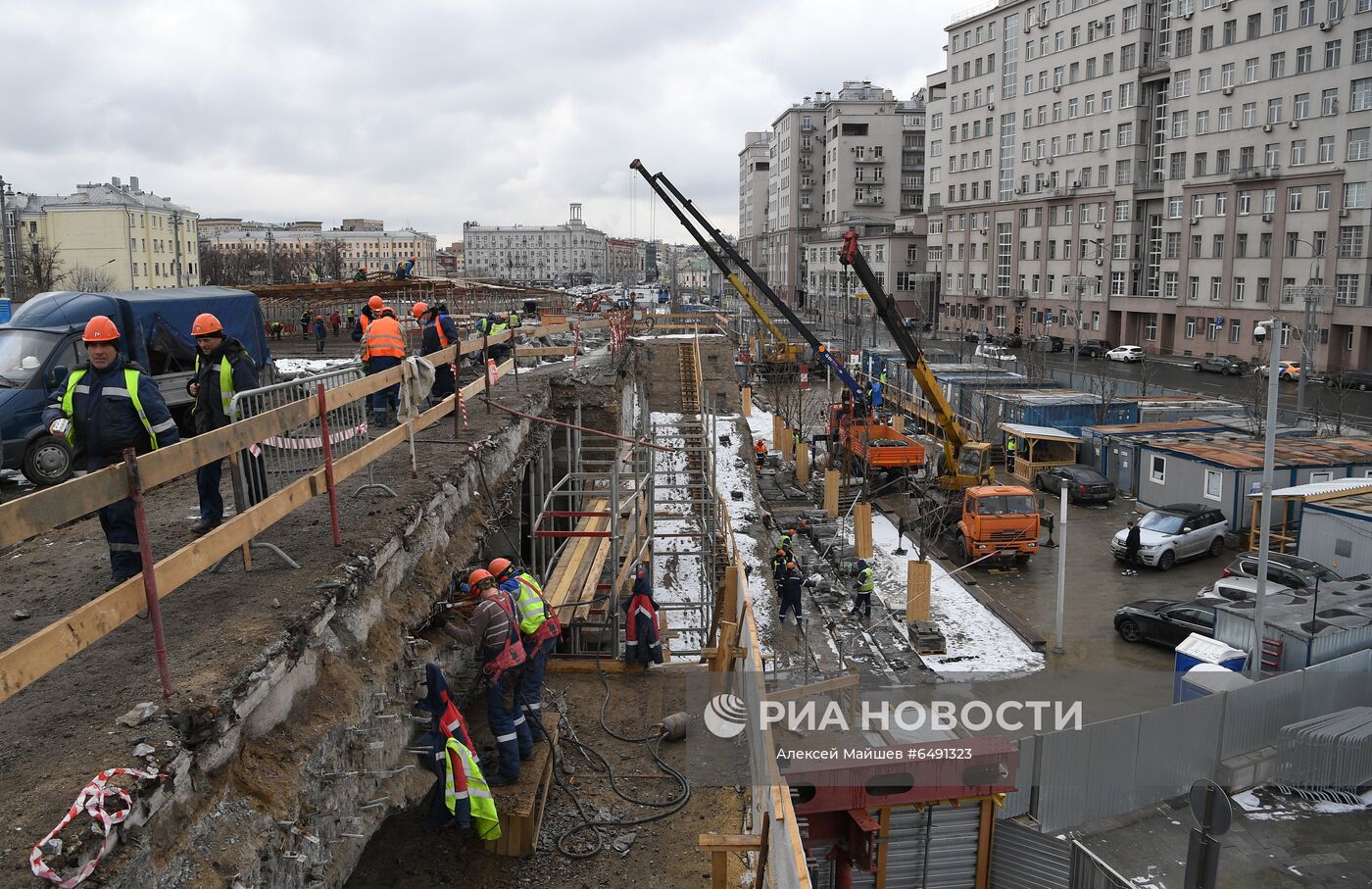 Работы по капитальному ремонту Большого Каменного моста, комплексная реконструкция которого продолжается в Москве. Мост, не ремонтировавшийся с момента постройки в 1938 году, является ключевой транспортной артерией, поэтому ремонт идет в два этапа без перекрытия движения. Пока одна половина моста закрыта на ремонт, на другой организовано движение в обоих направлениях. Место: Россия, Москва. Автор: Алексей Майшев/РИА Новости. Продолжается реконструкция Большого Каменного моста