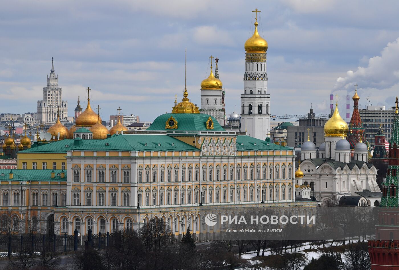 Большой Кремлевский дворец, колокольня Ивана Великого и Архангельский собор 