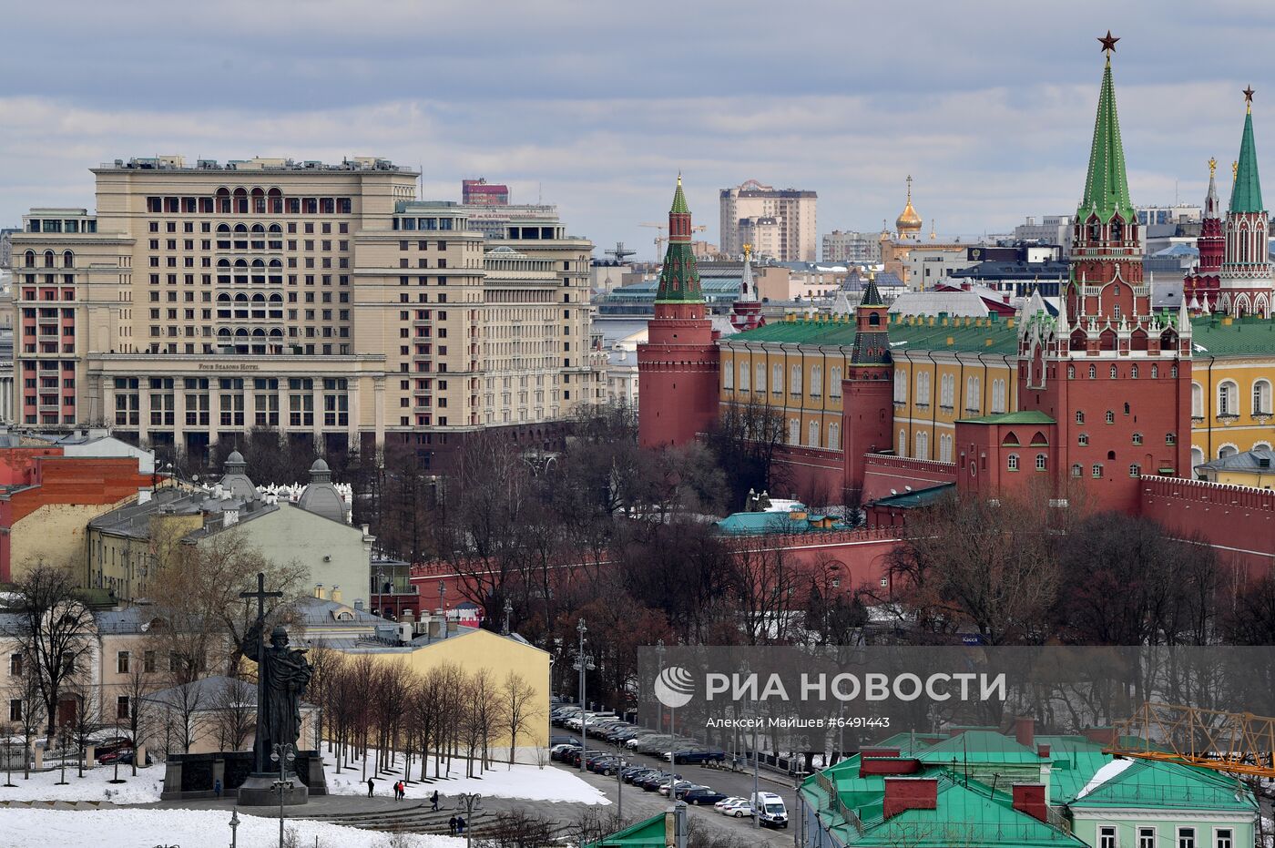  Вид на Московский Кремль и гостиницу "Времена года" 