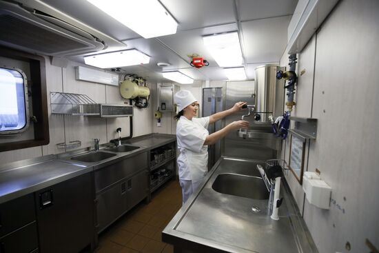 Принятие в состав ВМФ катера-торпедолова ТЛ-2195