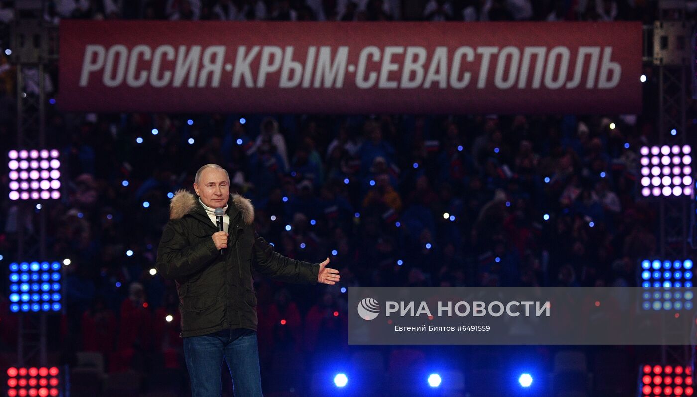 Президент РФ В. Путин посетил концерт в честь воссоединения Крыма и России