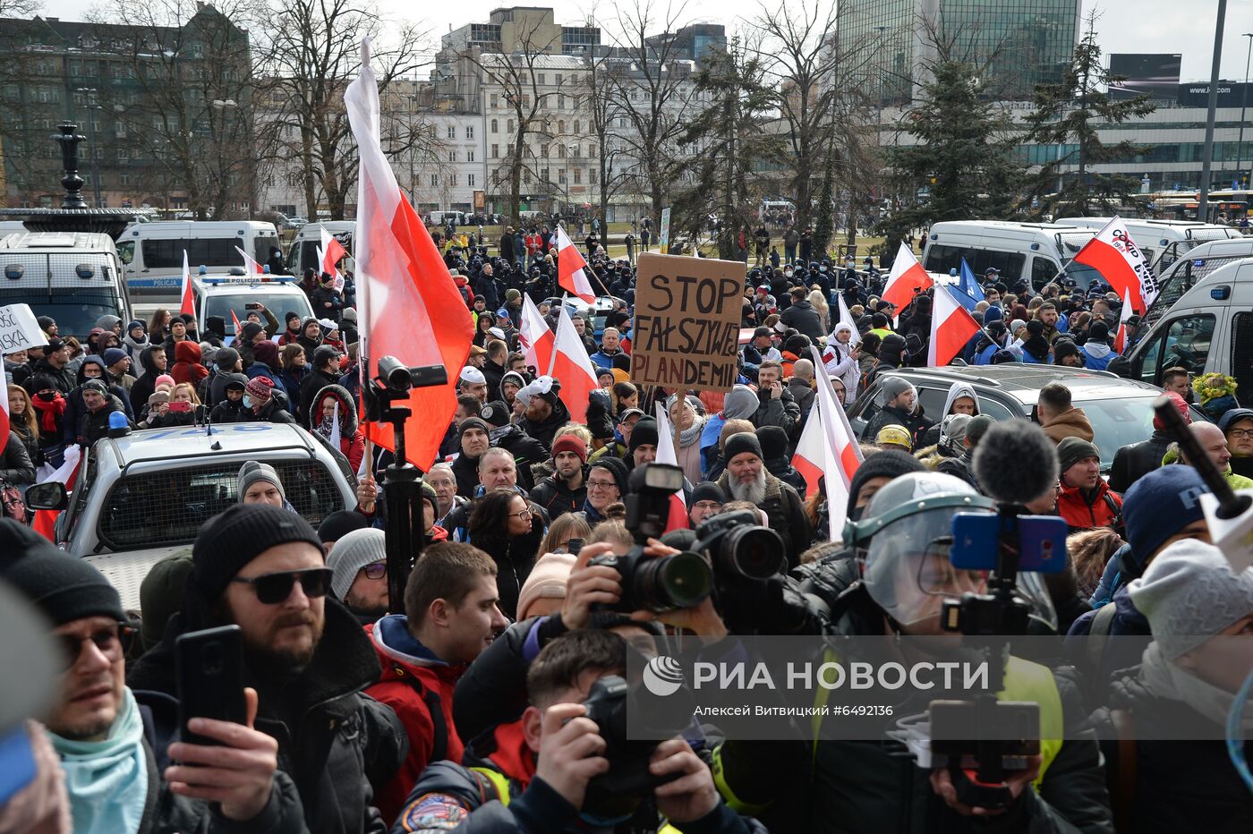 Акции против карантинных ограничений в Европе