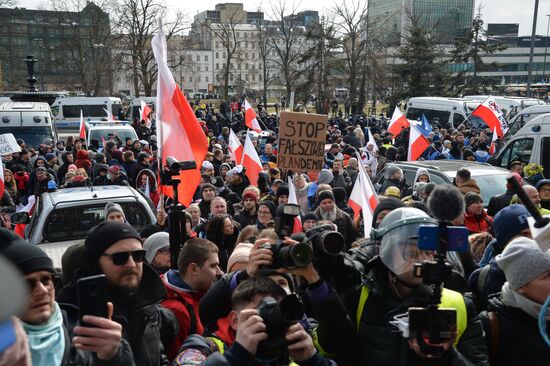 Акции против карантинных ограничений в Европе