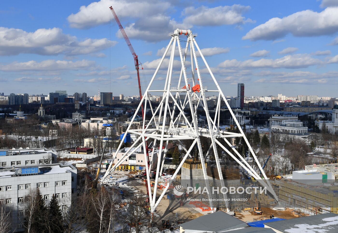 Строительство колеса обозрения "Солнце Москвы" на ВДНХ