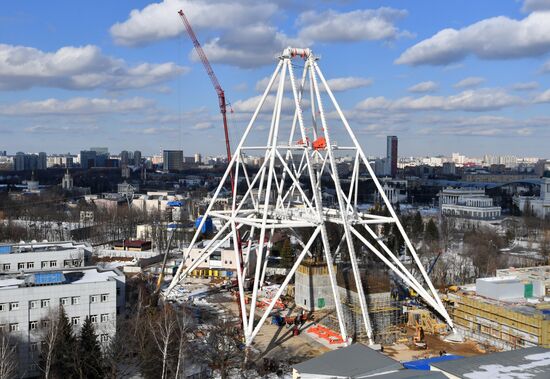 Строительство колеса обозрения "Солнце Москвы" на ВДНХ