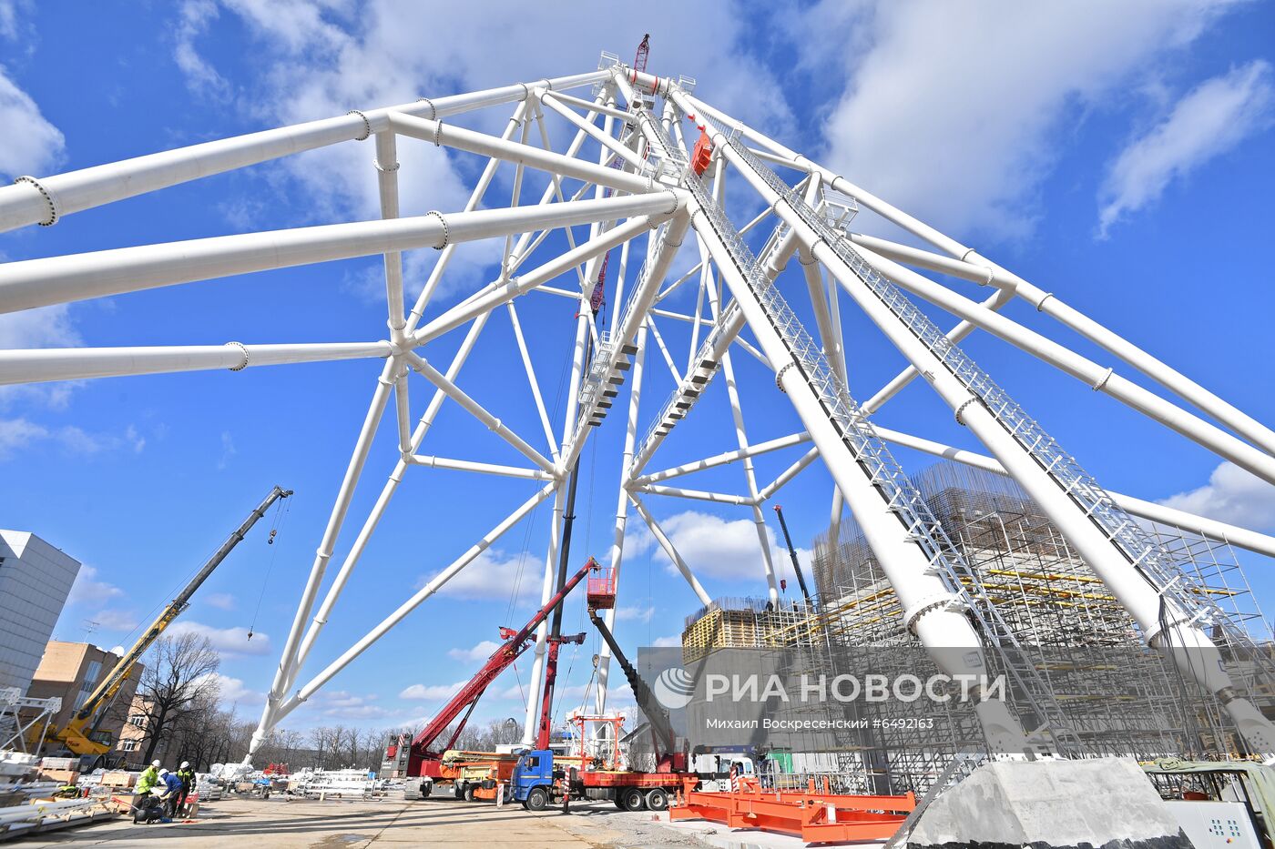 Строительство колеса обозрения "Солнце Москвы" на ВДНХ