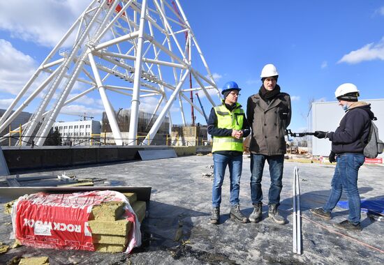 Строительство колеса обозрения "Солнце Москвы" на ВДНХ