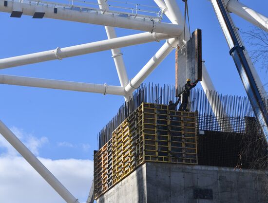 Строительство колеса обозрения "Солнце Москвы" на ВДНХ