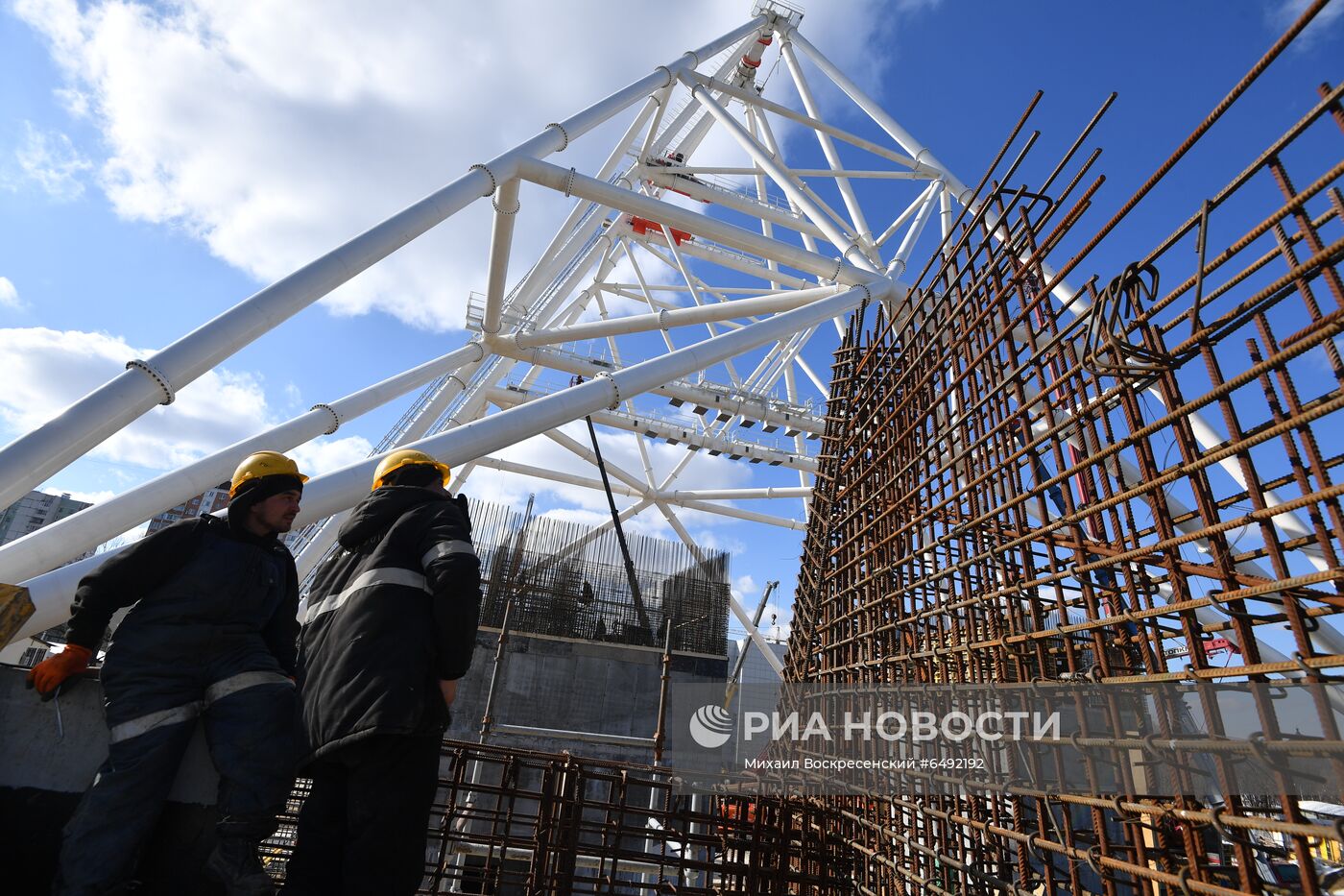 Строительство колеса обозрения "Солнце Москвы" на ВДНХ