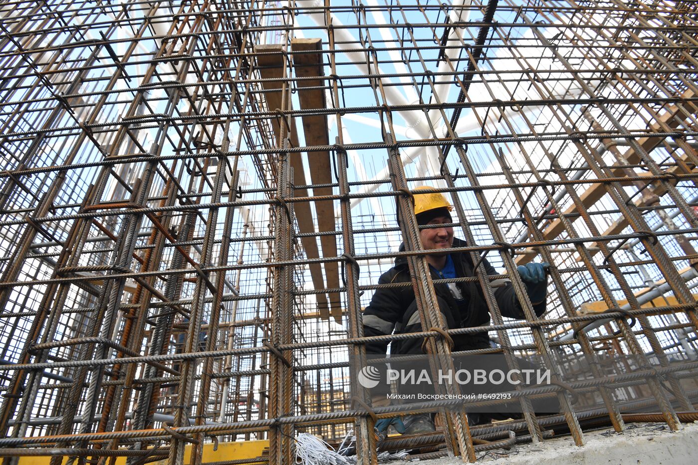 Строительство колеса обозрения "Солнце Москвы" на ВДНХ