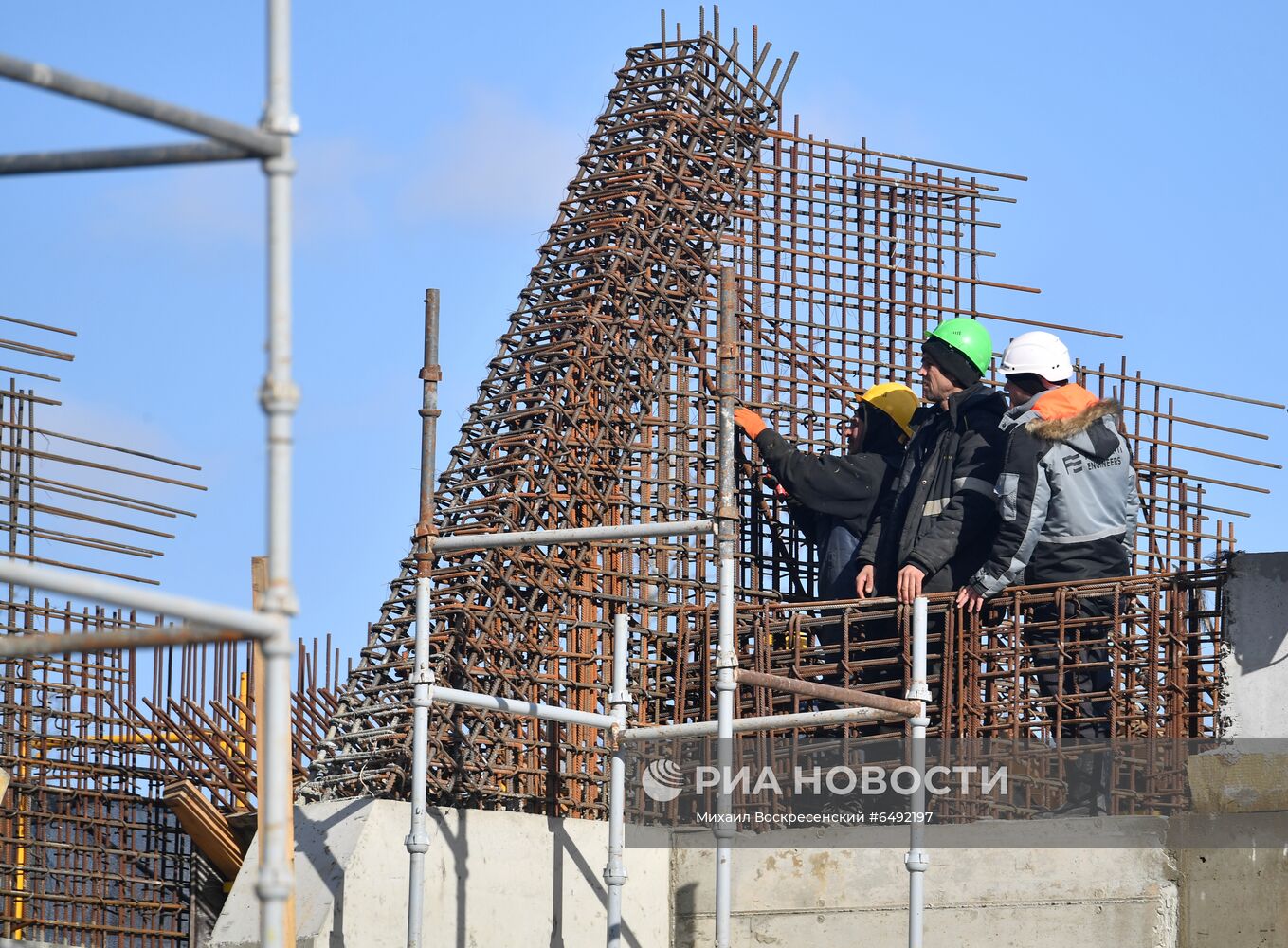 Строительство колеса обозрения "Солнце Москвы" на ВДНХ