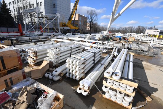 Строительство колеса обозрения "Солнце Москвы" на ВДНХ