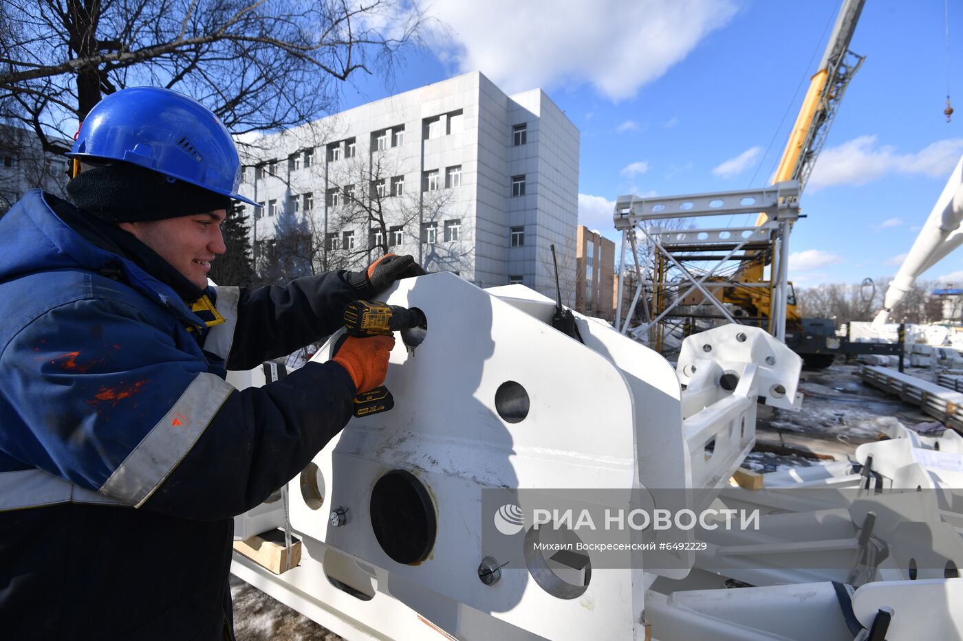 Строительство колеса обозрения "Солнце Москвы" на ВДНХ