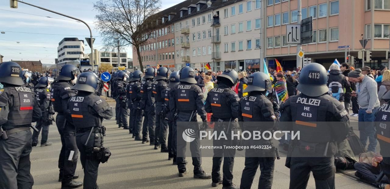 Акции против карантинных ограничений в Европе