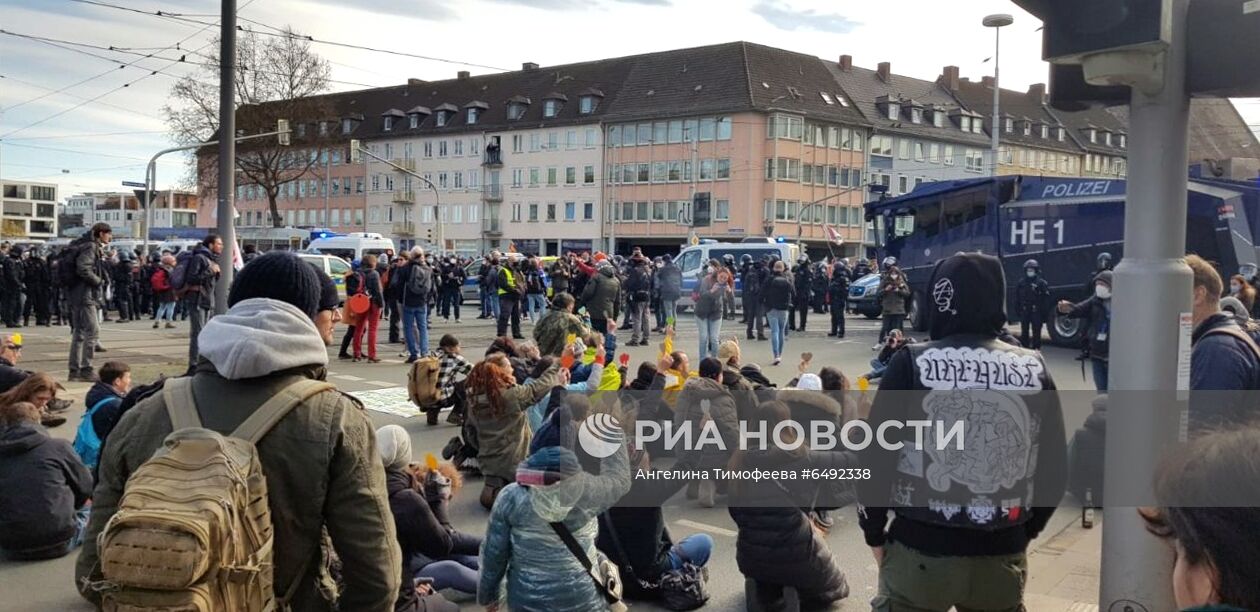 Акции против карантинных ограничений в Европе