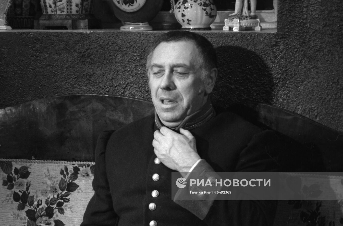 Кадр из фильма Л.Гайдая "Инкогнито из Петербурга"