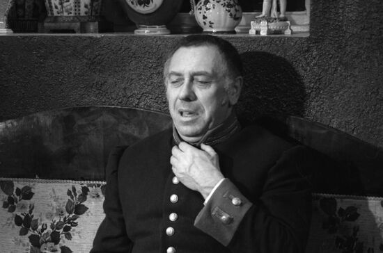 Кадр из фильма Л.Гайдая "Инкогнито из Петербурга"