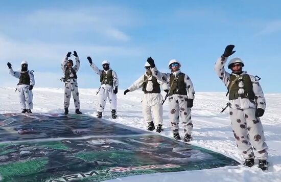 Высокогорный флешмоб в поддержку врачей, борющихся с COVID-19