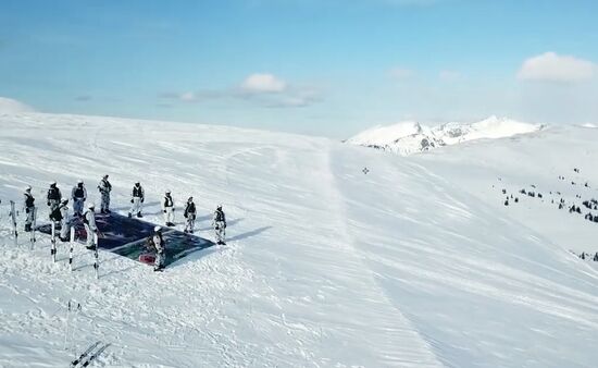 Высокогорный флешмоб в поддержку врачей, борющихся с COVID-19