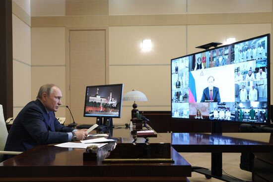 Президент РФ В. Путин провел совещание по вопросам наращивания производства вакцин и вакцинации населения РФ