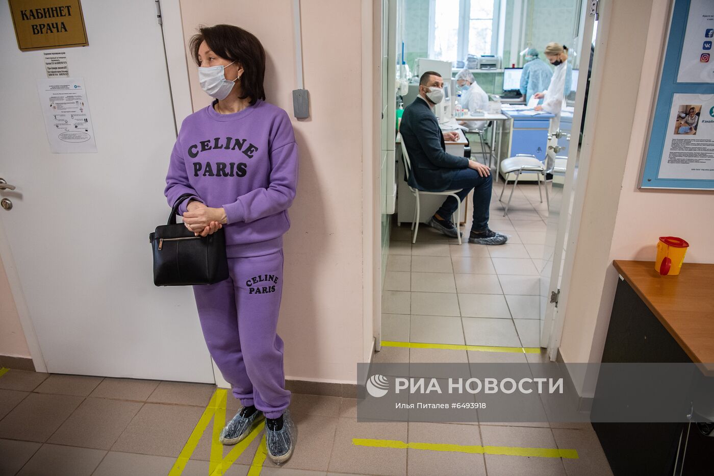 Сдача плазмы добровольцами, прошедшими вакцинацию "Спутником V"  